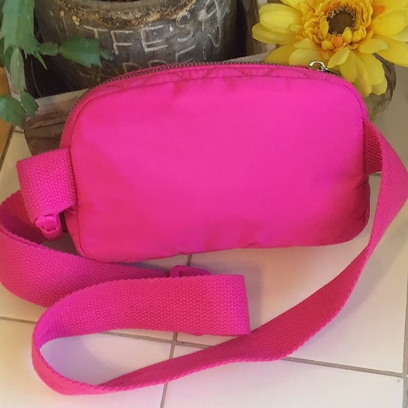 ‘Wild Fable’ Hot Pink Quilted Fannypack - Picture 5 of 8